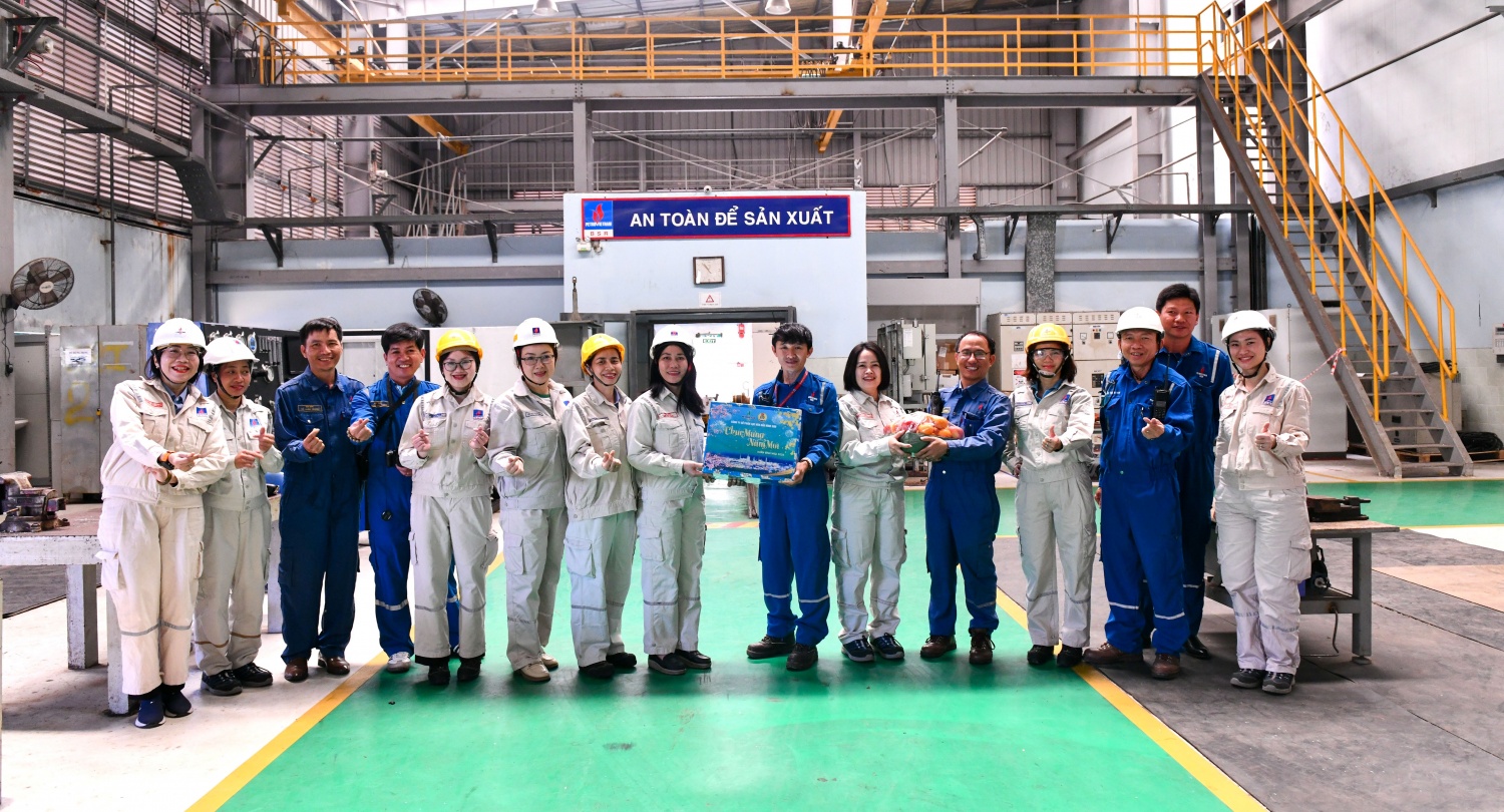 Công đoàn BSR trao quà Tết cho CBCNV đang làm nhiệm vụ tại Xưởng Cơ khí của NMLD Dung Quất Công đoàn BSR trao quà Tết cho CBCNV đang làm nhiệm vụ tại Xưởng Cơ khí của NMLD Dung Quất