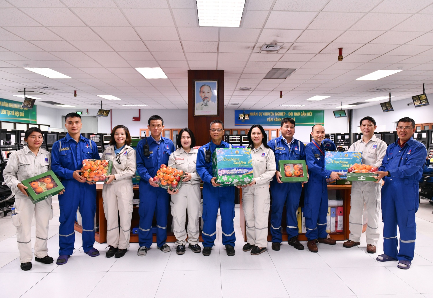 CBCNV tại Phòng Điều khiển Trung tâm vui mừng đón nhận sự quan tâm của Công đoàn trong những ngày cận Tết Bính Ngọ 2026 CBCNV tại Phòng Điều khiển Trung tâm vui mừng đón nhận sự quan tâm của Công đoàn trong những ngày cận Tết Bính Ngọ 2026