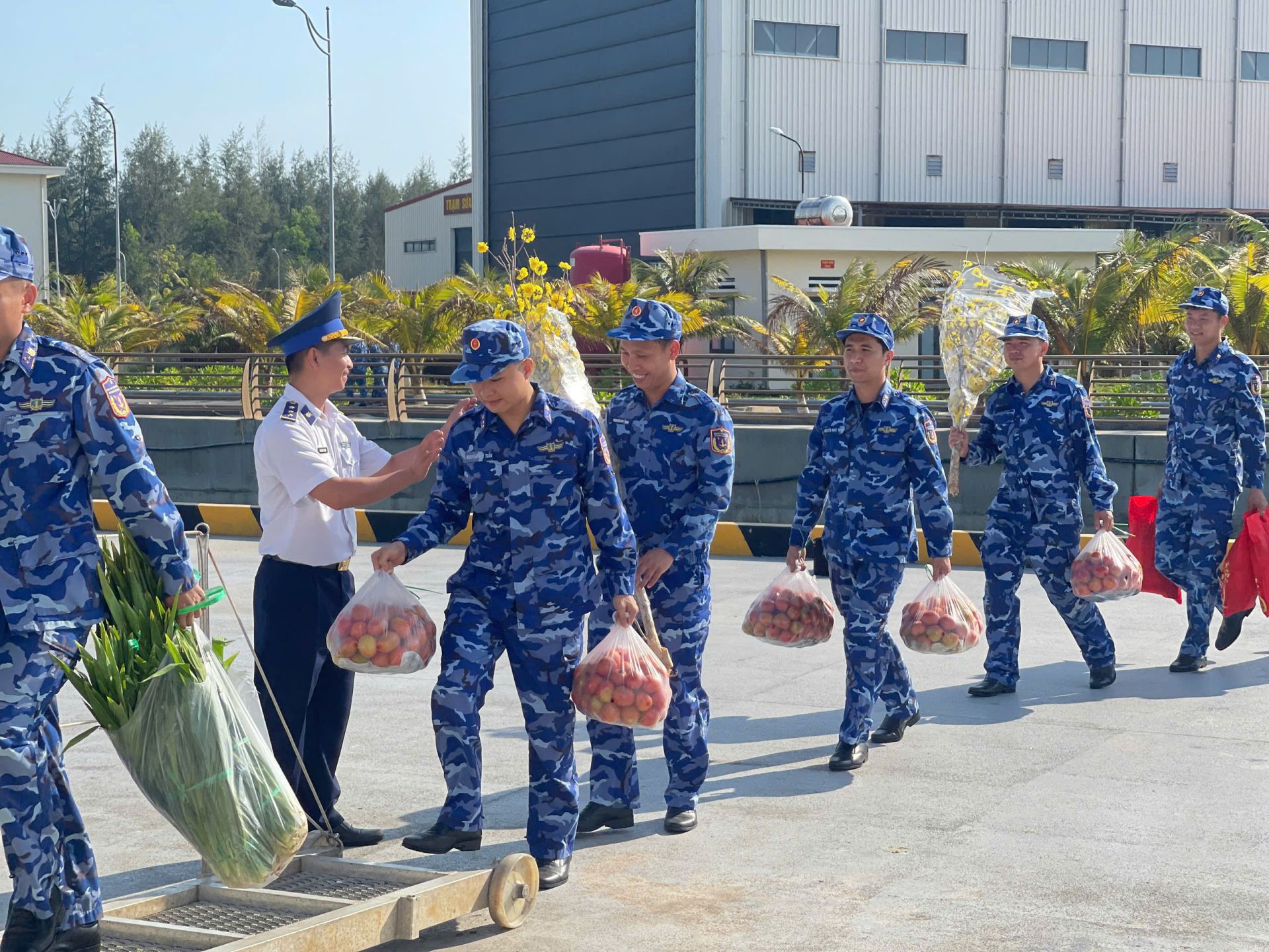 C&aacute;n bộ, chiến sĩ T&agrave;u CSB 8005, Hải đo&agrave;n 42, Bộ Tư lệnh V&ugrave;ng Cảnh s&aacute;t biển 4 chuẩn bị c&aacute;c nhu yếu phẩm trước khi l&ecirc;n đường thực hiện nhiệm trực SSCĐ dịp Tết Nguy&ecirc;n đ&aacute;n B&iacute;nh Ngọ 2026