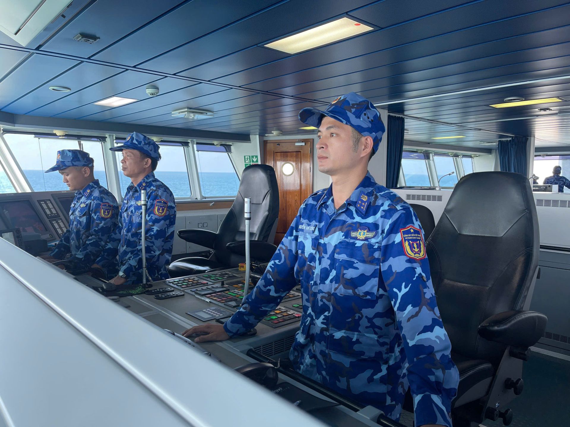 C&aacute;n bộ, chiến sĩ T&agrave;u CSB 8005, Hải đo&agrave;n 42, Bộ Tư lệnh V&ugrave;ng Cảnh s&aacute;t biển 4 tăng cường quan s&aacute;t, nắm t&igrave;nh h&igrave;nh tr&ecirc;n biển