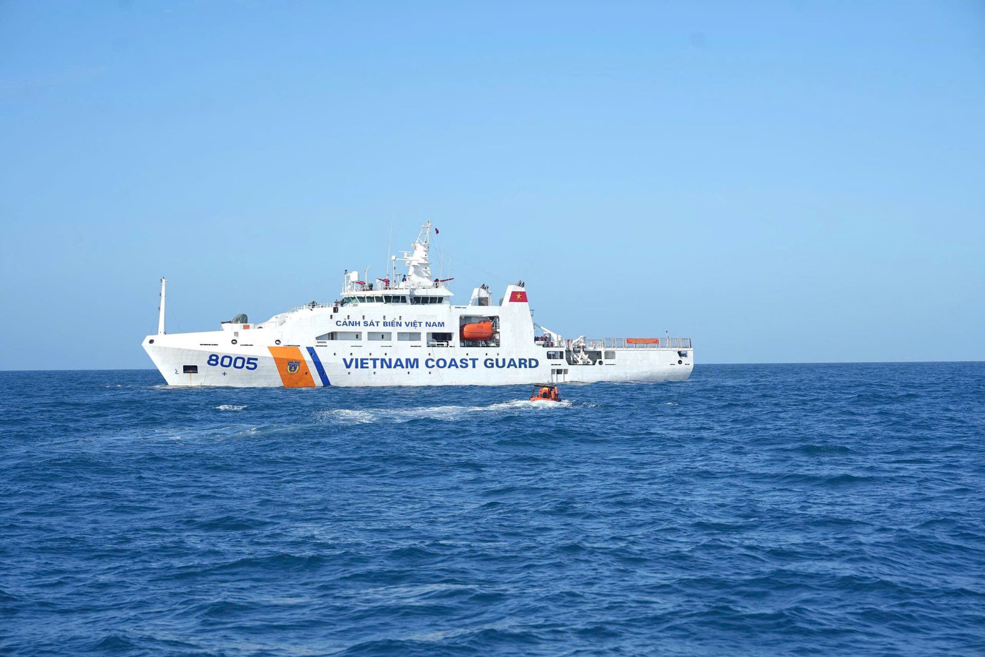 T&agrave;u CSB 8005, Hải đo&agrave;n 42, Bộ Tư lệnh V&ugrave;ng Cảnh s&aacute;t biển 4 thực hiện nhiệm vụ tr&ecirc;n biển