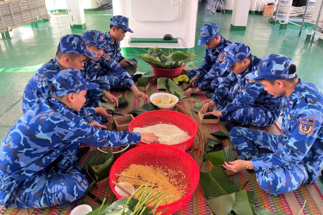 C&aacute;n bộ, chiến sĩ T&agrave;u CSB 8005, Hải đo&agrave;n 42, Bộ Tư lệnh V&ugrave;ng Cảnh s&aacute;t biển 4 cẩn thận, tỉ mỉ trong từng kh&acirc;u g&oacute;i b&aacute;nh chưng