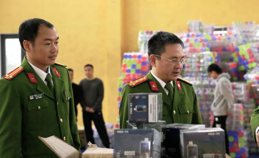 Đại t&aacute; Phạm Thanh Phương, Ph&oacute; Gi&aacute;m đốc C&ocirc;ng an tỉnh H&agrave; Tĩnh kiểm tra số thuốc l&aacute; điện tử tịch thu trong đường d&acirc;y