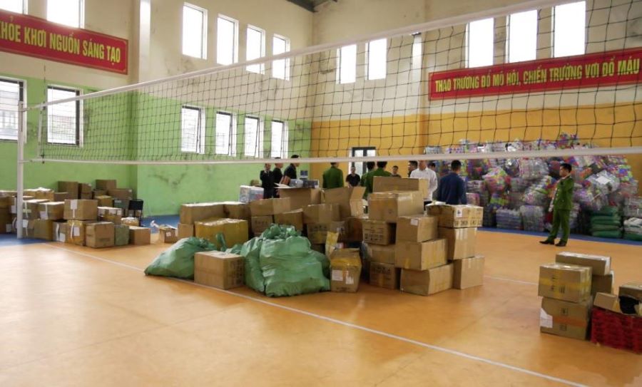 Số lượng thuốc l&aacute; điện tử được đưa về trụ sở Ph&ograve;ng Cảnh s&aacute;t h&igrave;nh sự