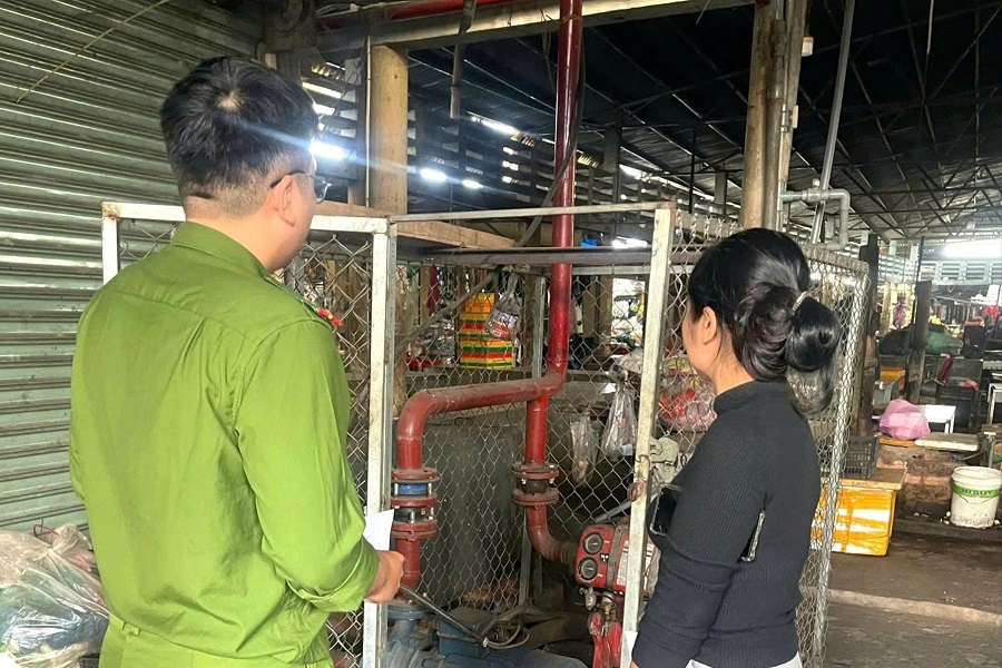 C&ocirc;ng an kiểm tra thực tế phương tiện PCCC&CNCH trong cơ sở