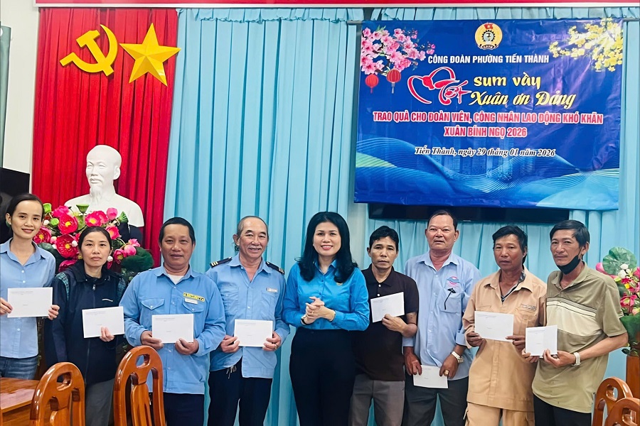 C&ocirc;ng đo&agrave;n phường Tiến Th&agrave;nh trao qu&agrave; Tết cho đo&agrave;n vi&ecirc;n, c&ocirc;ng nh&acirc;n lao động kh&oacute; khăn dịp Tết Nguy&ecirc;n đ&aacute;n 2026