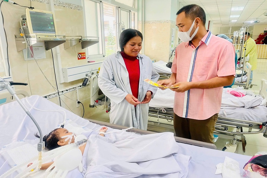 C&ocirc;ng ty TNHH Tr&agrave; Thi&ecirc;n Hương Đ&atilde; trao tặng 45 phần qu&agrave; cho bệnh nh&acirc;n kh&oacute; khăn