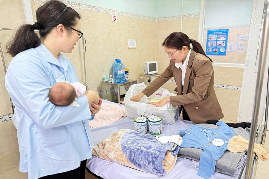 C&ocirc;ng ty TNHH Tr&agrave; Thi&ecirc;n Hương hỗ trợ 1.000.000 đồng cho b&eacute; sơ sinh bị bỏ rơi