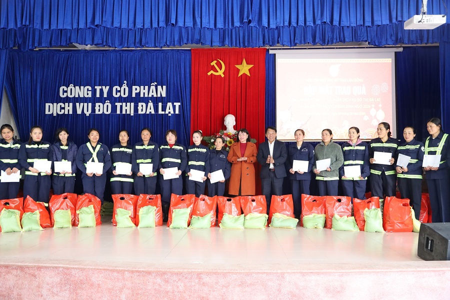 Hội LHPN tỉnh L&acirc;m Đồng tặng qu&agrave; lao động nữ C&ocirc;ng ty Cổ phần Dịch vụ Đ&ocirc; thị Đ&agrave; Lạt