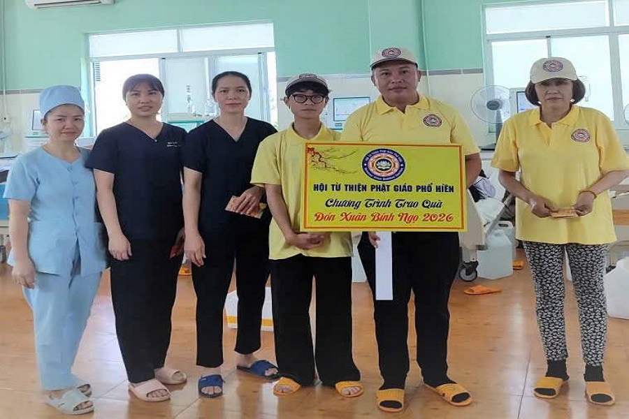 Hội từ thiện Phật gi&aacute;o Phổ Hiền đ&atilde; t&agrave;i trợ 100 phần qu&agrave; cho bệnh nh&acirc;n chạy thận