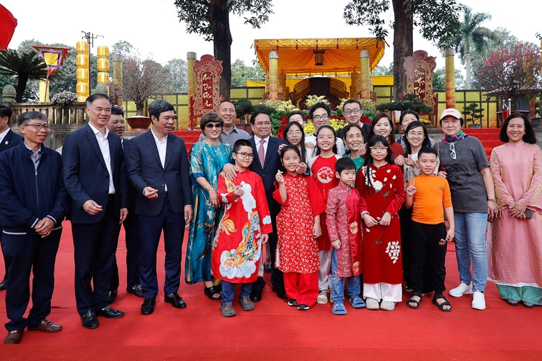 Thủ tướng Phạm Minh Ch&iacute;nh chụp ảnh lưu niệm với kh&aacute;ch tham quan tại Điện K&iacute;nh Thi&ecirc;n trong khu Ho&agrave;ng th&agrave;nh Thăng Long - Ảnh: VGP/Nhật Bắc
