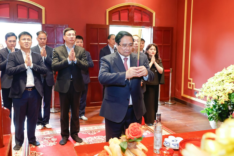 Thủ tướng Ch&iacute;nh phủ Phạm Minh Ch&iacute;nh v&agrave; c&aacute;c đại biểu d&acirc;ng hương tỏ l&ograve;ng th&agrave;nh k&iacute;nh tưởng niệm, tri &acirc;n c&ocirc;ng đức c&aacute;c bậc tiền nh&acirc;n đ&atilde; khai mở nền văn hiến Thăng Long - Ảnh: VGP/Nhật Bắc