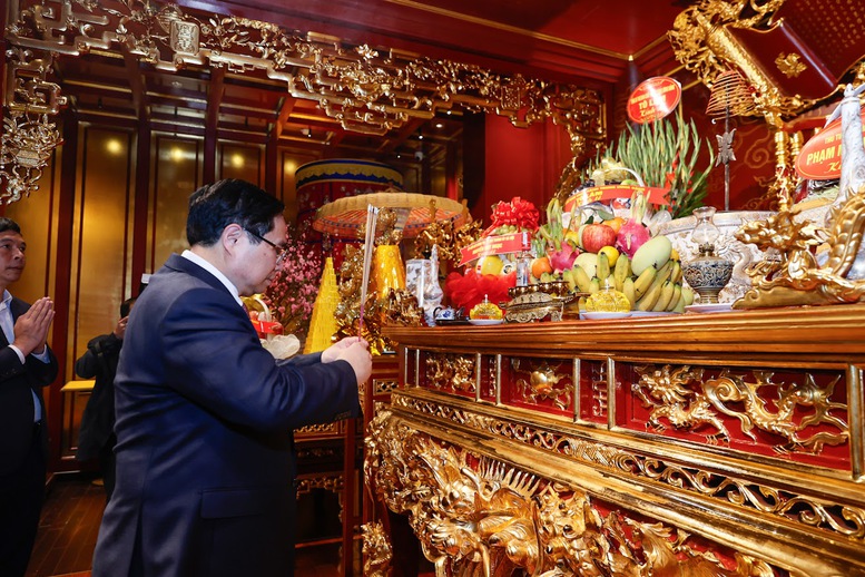 Thủ tướng Phạm Minh Ch&iacute;nh d&acirc;ng hương tại Ho&agrave;ng th&agrave;nh Thăng Long - Ảnh: VGP/Nhật Bắc