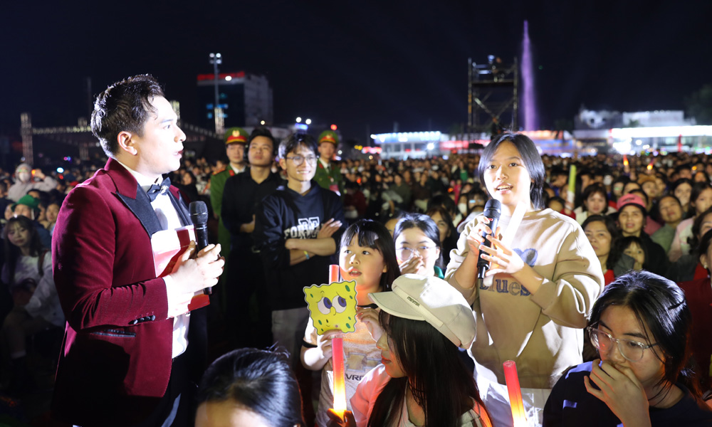 Kh&aacute;n giả x&atilde; T&acirc;n Y&ecirc;n tham gia giao lưu, trả lời c&acirc;u hỏi về ma t&uacute;y.