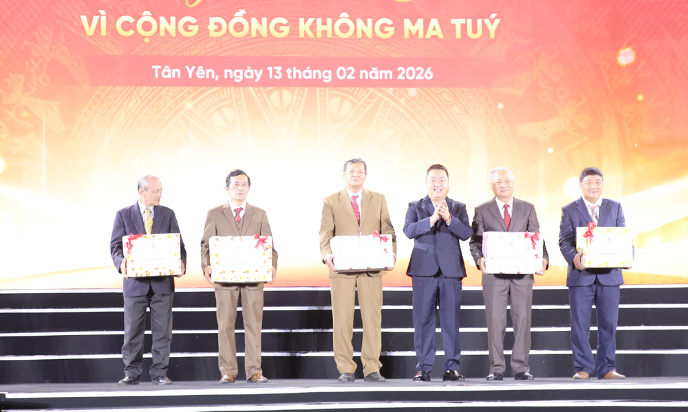 Ban tổ chức trao qu&agrave; cho 5 d&ograve;ng họ x&acirc;y dựng m&ocirc; h&igrave;nh 