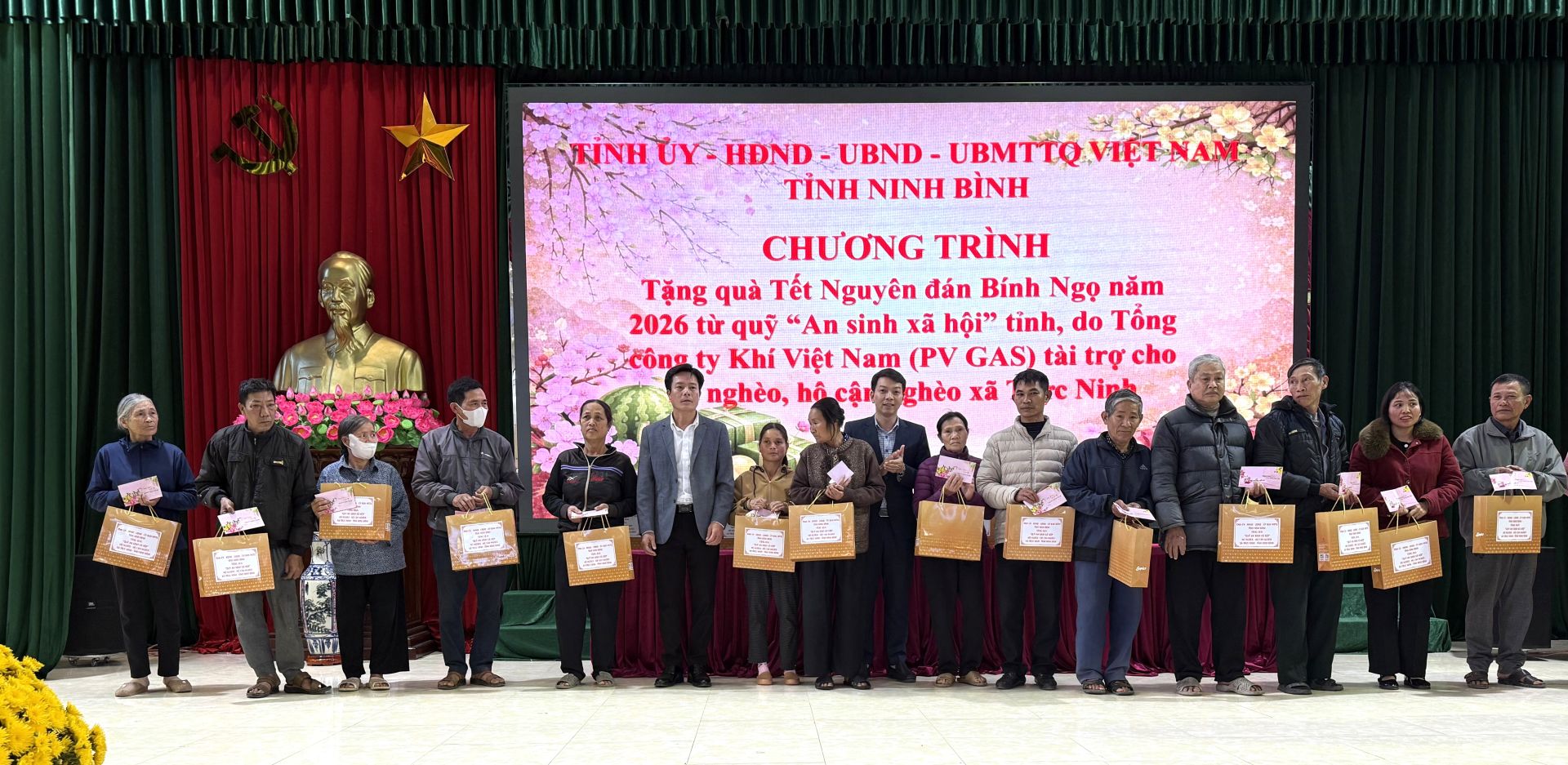 Đại diện l&atilde;nh đạo x&atilde; Trực Ninh tặng qu&agrave; cho hộ ngh&egrave;o, hộ cận ngh&egrave;o của x&atilde;.