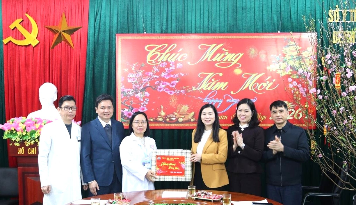 Ph&oacute; Chủ tịch UBND tỉnh Lạng Sơn Trần Thanh Nh&agrave;n&nbsp;tặng qu&agrave; Bệnh viện đa khoa tỉnh