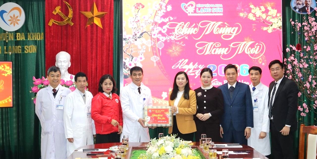 Lãnh đạo tỉnh Lạng Sơn thăm, chúc Tết và động viên lực lượng trực, người lao động, bệnh nhân khó khăn