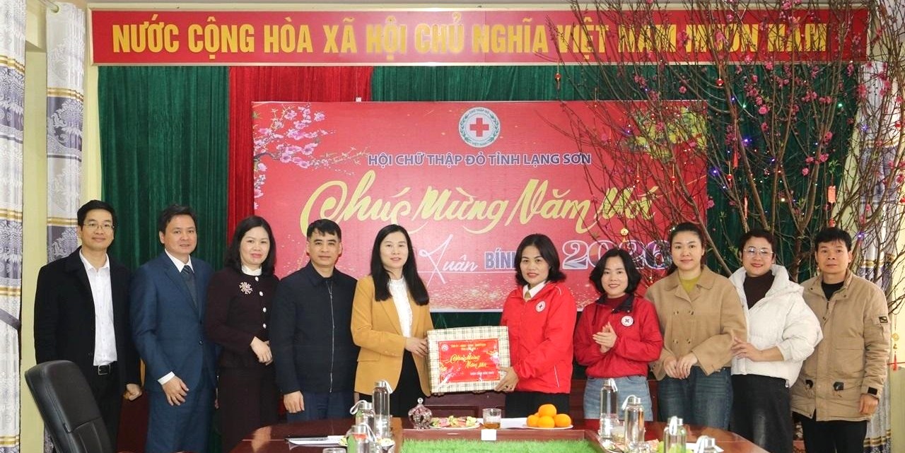 Ph&oacute; Chủ tịch UBND tỉnh Lạng Sơn Trần Thanh Nh&agrave;n&nbsp;tặng qu&agrave; Bệnh viện đa khoa tỉnh