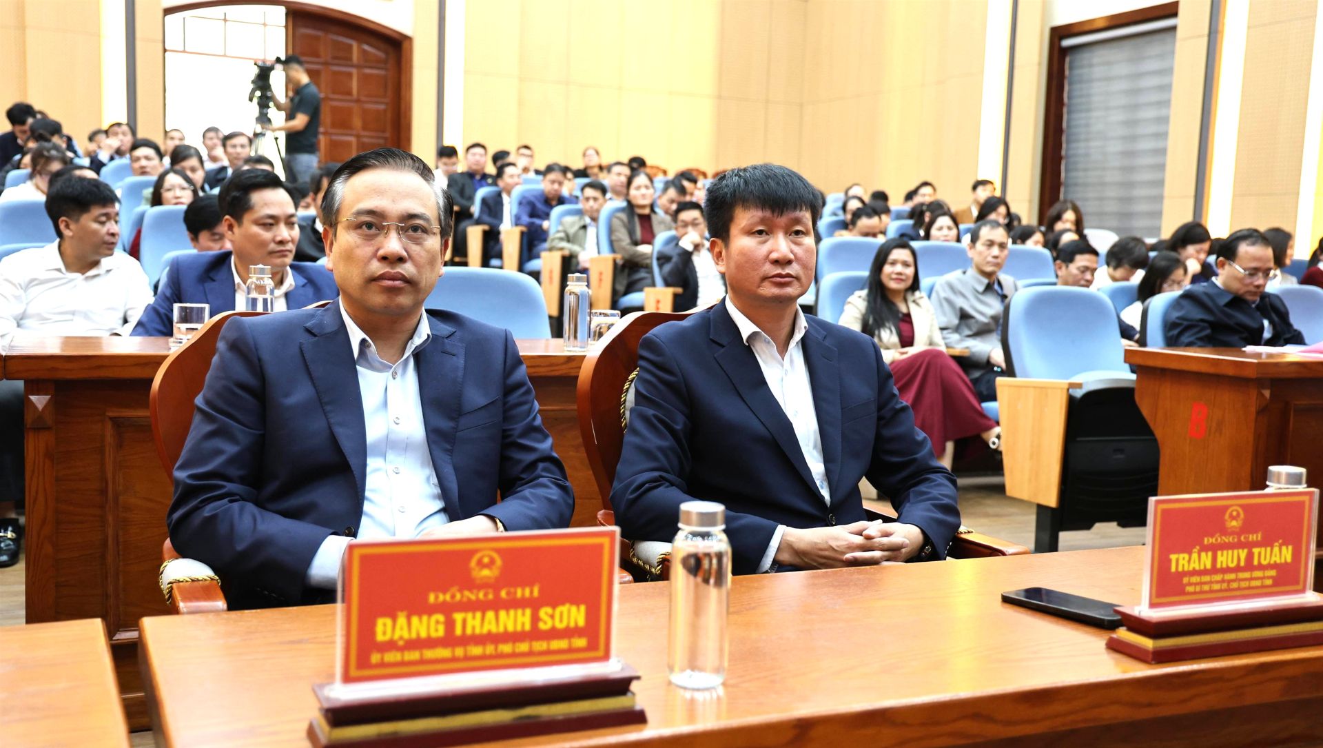 L&atilde;nh đạo tỉnh Ninh B&igrave;nh gặp mặt, ch&uacute;c Tết c&aacute;n bộ, c&ocirc;ng chức, vi&ecirc;n chức Văn ph&ograve;ng UBND tỉnh