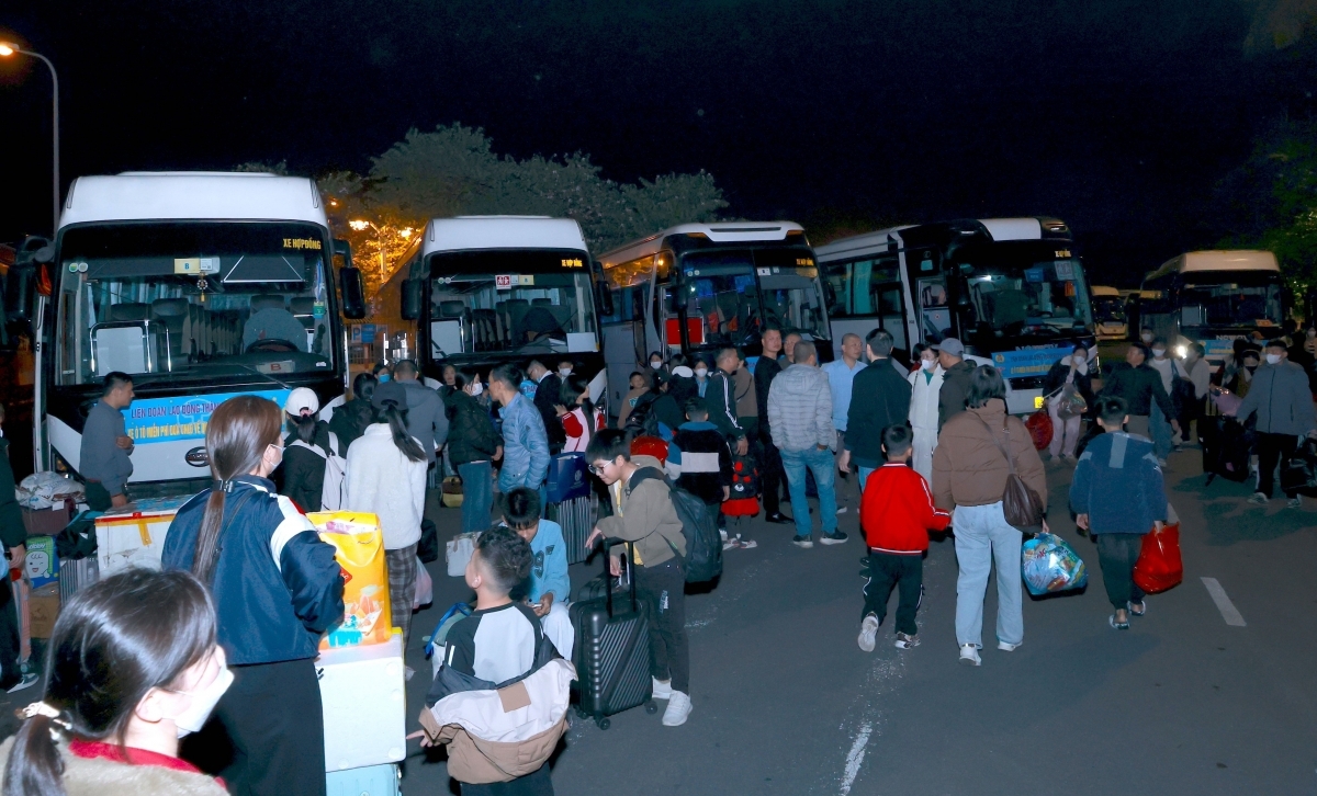 Hà Nội: Tổ chức 26 chuyến xe miễn phí đưa 1.200 công nhân về quê đón Tết