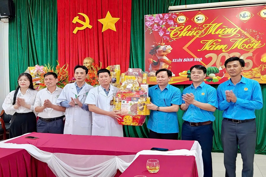 Li&ecirc;n đo&agrave;n Lao động tỉnh L&acirc;m Đồng đ&atilde; đến thăm, ch&uacute;c Tết, động vi&ecirc;n v&agrave; trao qu&agrave; cho c&aacute;c y, b&aacute;c sĩ tại Trung t&acirc;m Y tế khu vực Đắk Glong