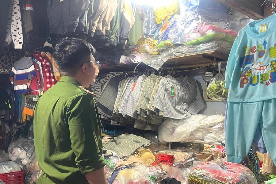 Lực lượng C&ocirc;ng an kiểm tra việc sắp xếp h&agrave;ng h&oacute;a của c&aacute;c tiểu thương trong chợ