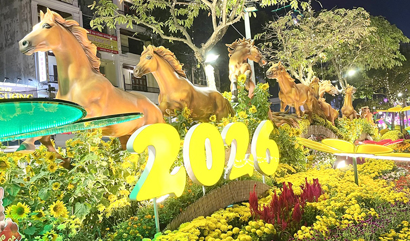 M&atilde; đ&aacute;o th&agrave;nh c&ocirc;ng cưỡi tr&ecirc;n s&oacute;ng hoa