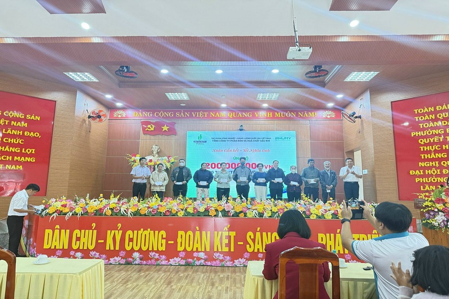 MTTQ Việt Nam Phường B&rsquo;Lao Đ&atilde; trao tặng 20 phần qu&agrave; cho bệnh nh&acirc;n