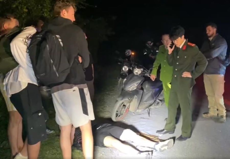 Lực lượng Công an xã Phong Nha đã có mặt kịp thời để hỗ trợ người gặp nạn Lực lượng Công an xã Phong Nha đã có mặt kịp thời để hỗ trợ người gặp nạn