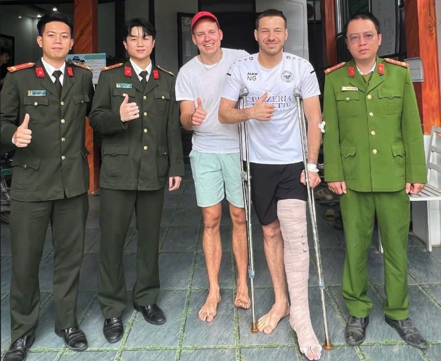 Nạn nhân xúc động chụp ảnh lưu niệm cùng các chiến sĩ công an đã cứu giúp mình trong hoạn nạn Nạn nhân xúc động chụp ảnh lưu niệm cùng các chiến sĩ công an đã cứu giúp mình trong hoạn nạn