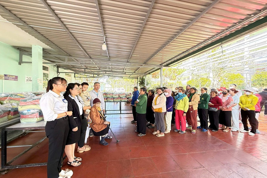 Sư c&ocirc; Ch&acirc;n Y Nghi&ecirc;m v&agrave; gia đ&igrave;nh đ&atilde; trao tặng 100 phần qu&agrave; cho bệnh nh&acirc;n kh&oacute; khăn