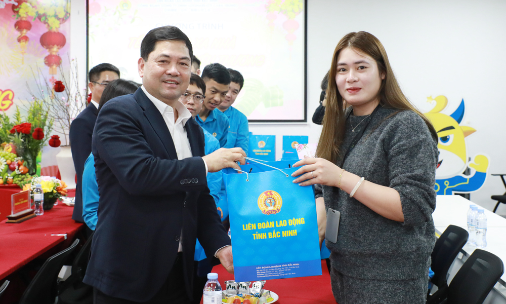 Bí thư Tỉnh ủy Bắc Ninh chúc Tết công nhân lao động không về quê ăn Tết tại phường Tiền Phong