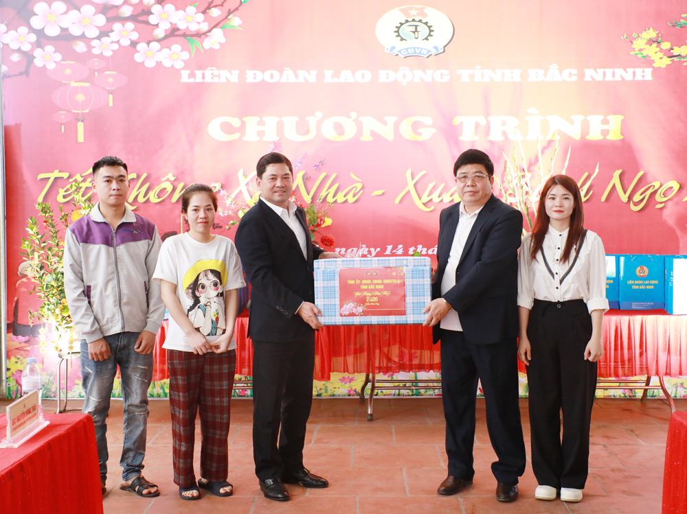 Đồng ch&iacute; Nguyễn Hồng Th&aacute;i tặng qu&agrave; khu nh&agrave; trọ của gia đ&igrave;nh &ocirc;ng Dương Ng&ocirc; H&ugrave;ng.