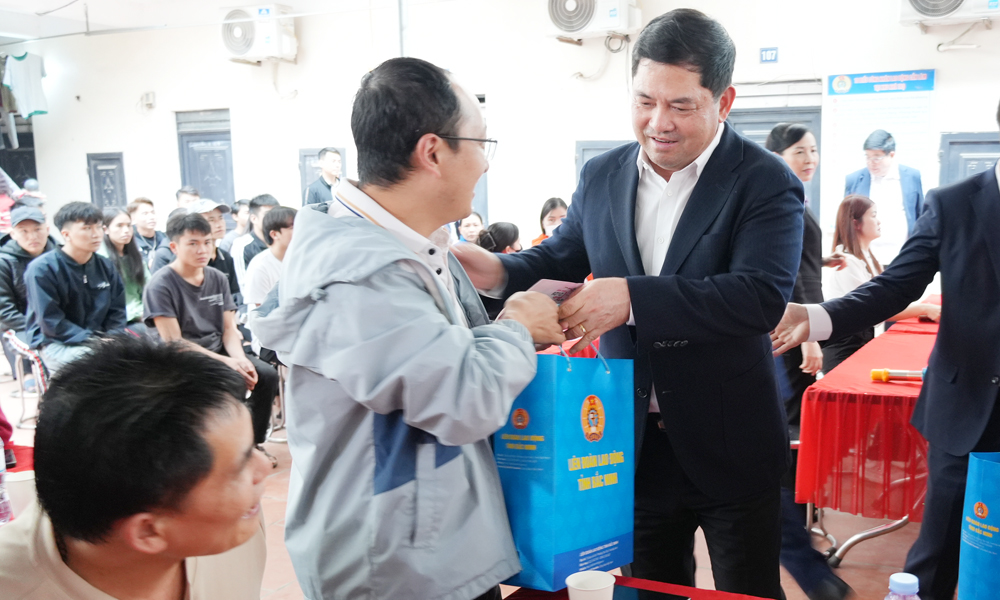 Đồng ch&iacute; Nguyễn Hồng Th&aacute;i tặng qu&agrave; Tết c&ocirc;ng nh&acirc;n kh&ocirc;ng về qu&ecirc; ăn Tết tr&ecirc;n địa b&agrave;n phường Tiền Phong.