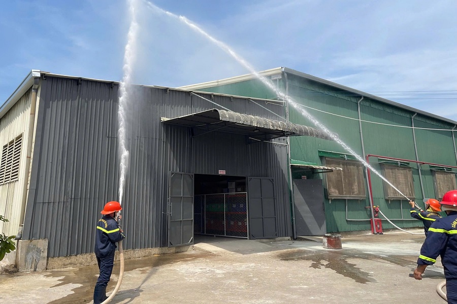 Triển khai đội h&igrave;nh phun nước dập tắt đ&aacute;m ch&aacute;y theo phương &aacute;n thực tập