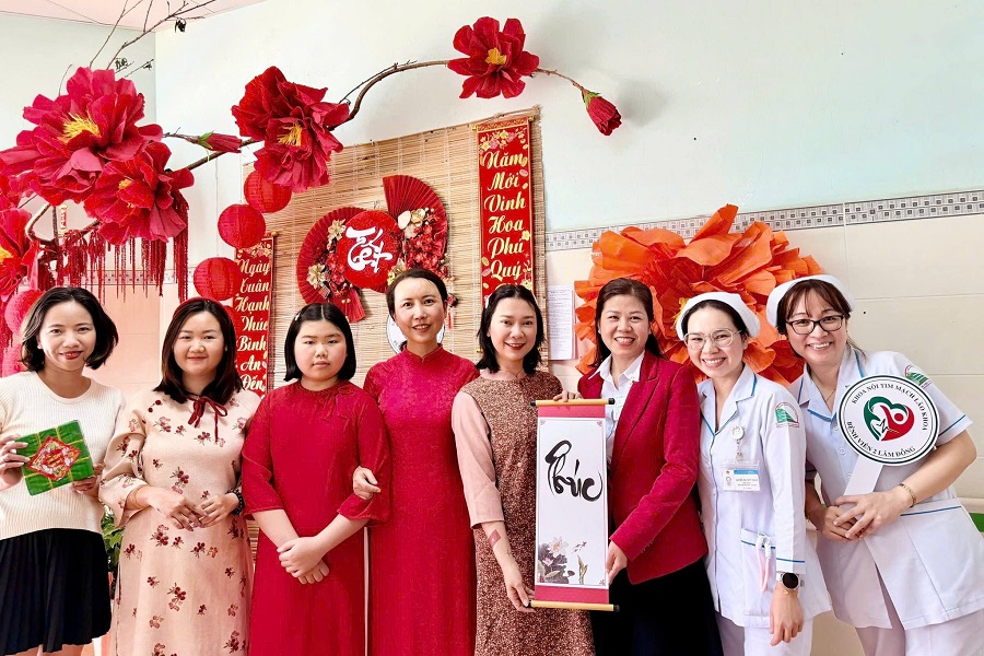 Trung t&acirc;m Năng khiếu Hồng &Acirc;n Đ&atilde; viết v&agrave; trao tặng 60 liễn thư ph&aacute;p cho người bệnh nội tr&uacute; Khoa Nội tim mạch &ndash; L&atilde;o khoa