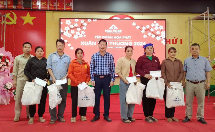 Cũng nh&acirc;n dịp Tết B&iacute;nh Ngọ, tại tỉnh Tuy&ecirc;n Quang, C&ocirc;ng ty CP Đầu tư Kho&aacute;ng sản An Th&ocirc;ng đ&atilde; trao 430 suất qu&agrave; Tết cho b&agrave; con. Ảnh: HPG