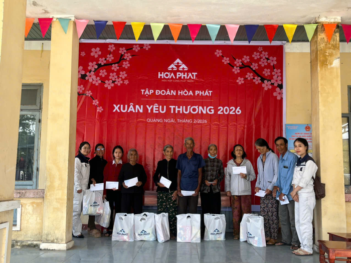 46 suất qu&agrave; &ldquo;Xu&acirc;n y&ecirc;u thương&rdquo; được đại diện C&ocirc;ng ty TNHH Chế tạo Kim loại H&ograve;a Ph&aacute;t trao tận tay b&agrave; con tại x&atilde; Vạn Tường, tỉnh Quảng Ng&atilde;i. Ảnh: HPG