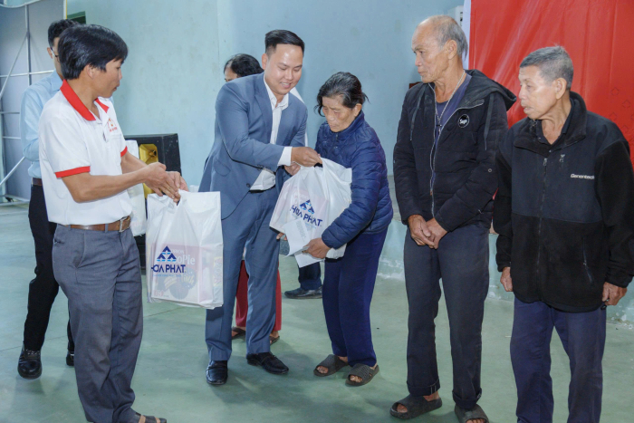 Đại diện Th&eacute;p H&ograve;a Ph&aacute;t Dung Quất trao qu&agrave; &ldquo;Xu&acirc;n y&ecirc;u thương&rdquo; đến tận tay c&aacute;c hộ c&oacute; ho&agrave;n cảnh kh&oacute; khăn tại Quảng Ng&atilde;i. Ảnh: HPG