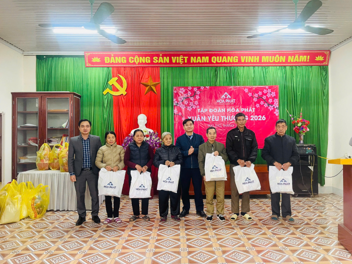 C&ocirc;ng ty TNHH Gia cầm Ho&agrave; Ph&aacute;t phối hợp c&ugrave;ng UBND x&atilde; Sơn T&igrave;nh v&agrave; x&atilde; Đồng Lương, tỉnh Ph&uacute; Thọ tổ chức trao qu&agrave; cho c&aacute;c hộ ngh&egrave;o tr&ecirc;n địa b&agrave;n x&atilde; 93 suất qu&agrave;. Ảnh: HPG