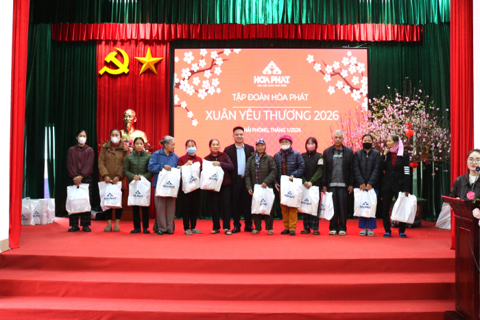 Đại diện C&ocirc;ng ty CP Đầu tư kho&aacute;ng sản An Th&ocirc;ng v&agrave; l&atilde;nh đạo địa phương trao tặng c&aacute;c phần qu&agrave; thiết thực tới b&agrave; con x&atilde; Minh Sơn, tỉnh Tuy&ecirc;n Quang. Ảnh: HPG