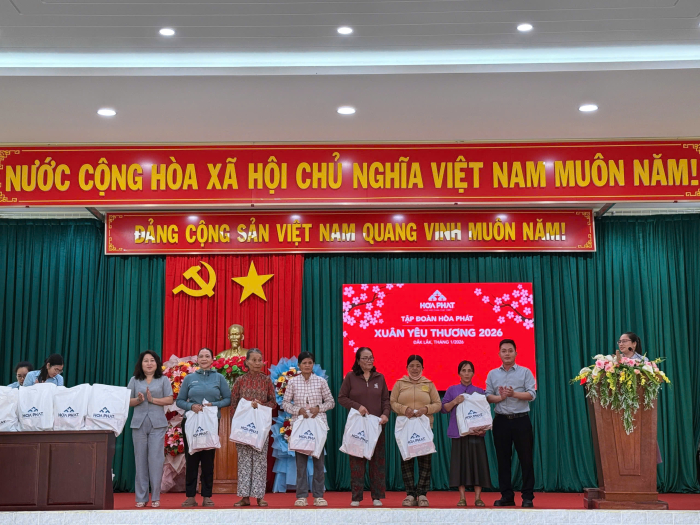C&ocirc;ng ty CP Th&eacute;p H&ograve;a Ph&aacute;t Ph&uacute; Y&ecirc;n trao 65 suất qu&agrave; Tết cho c&aacute;c hộ gia đ&igrave;nh c&oacute; ho&agrave;n cảnh kh&oacute; khăn tại Đắk Lắk. Ảnh: HPG