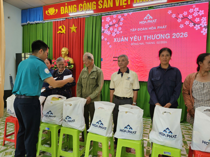 C&ocirc;ng ty CP Th&eacute;p H&ograve;a Ph&aacute;t Hải Dương phối hợp c&ugrave;ng l&atilde;nh đạo địa phương trao 138 suất qu&agrave; &ldquo;Xu&acirc;n y&ecirc;u thương&rdquo; đến những hộ ngh&egrave;o tại Hải Ph&ograve;ng.&nbsp;Ảnh: HPG