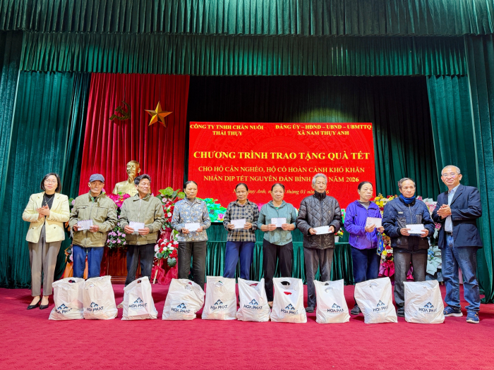 Tại Hải Ph&ograve;ng, đại diện C&ocirc;ng ty CP Th&eacute;p H&ograve;a Ph&aacute;t Hải Dương đ&atilde; trao tặng những phần qu&agrave; &yacute; nghĩa đến 138 hộ gia đ&igrave;nh c&oacute; ho&agrave;n cảnh kh&oacute; khăn. Ảnh: HPG