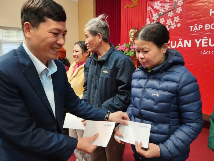 C&ocirc;ng ty Chăn nu&ocirc;i H&ograve;a Y&ecirc;n trao 55 suất qu&agrave; Tết cho b&agrave; con tại x&atilde; Lương Thịnh, tỉnh L&agrave;o Cai. Ảnh: HPG