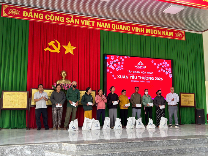 Đại diện C&ocirc;ng ty TNHH Thương mại H&ograve;a Ph&aacute;t, đại diện cho Tập đo&agrave;n trao 487 suất qu&agrave; cho b&agrave; con ở 3 địa phương: Hưng Y&ecirc;n (230 suất qu&agrave;), Đồng Nai (157 suất qu&agrave;), Quảng Trị (100 suất qu&agrave;). Ảnh: HPG