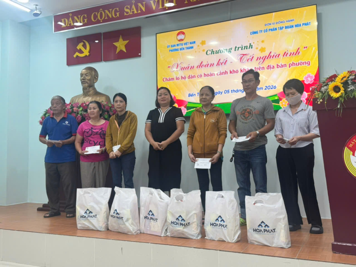 50 suất qu&agrave; &ldquo;Xu&acirc;n y&ecirc;u thương&rdquo; được Văn ph&ograve;ng đại diện miền Nam trao tận tay đến b&agrave; con phường Bến Th&agrave;nh, TP. Hồ Ch&iacute; Minh. Ảnh: HPG