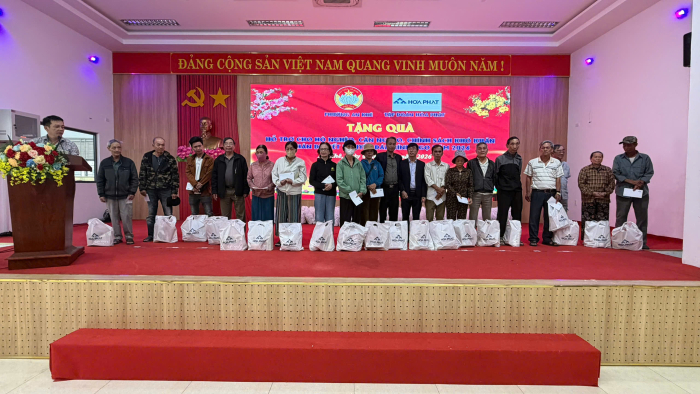 Tại Đ&agrave; Nẵng, Văn ph&ograve;ng đại diện miền Trung trao tặng những phần qu&agrave; &yacute; nghĩa đến 100 hộ ngh&egrave;o tại x&atilde; An Kh&ecirc;. Ảnh: HPG