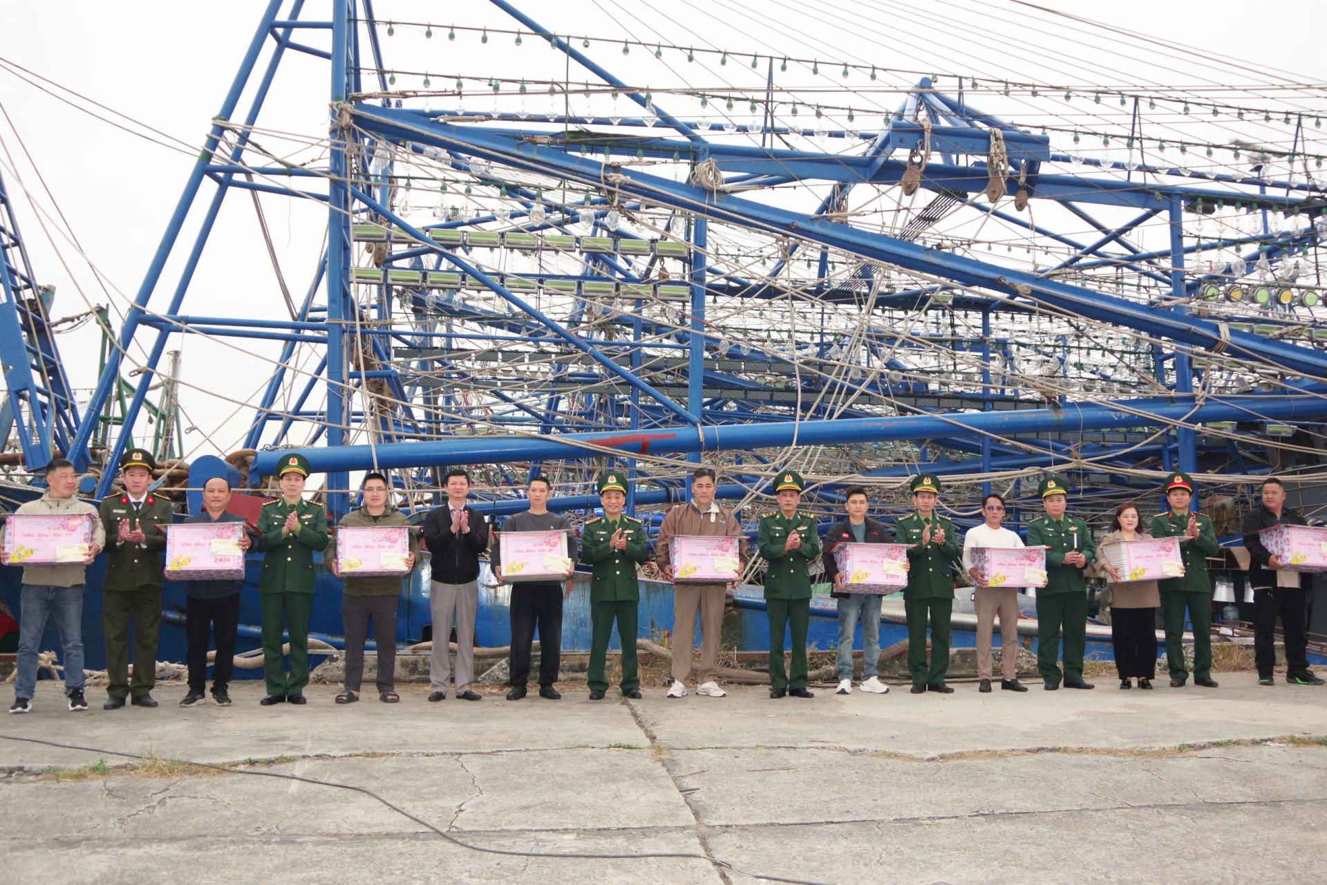 Đại t&aacute; Kiều Mạnh Hiệp, Ph&oacute; Ch&iacute;nh ủy BĐBP th&agrave;nh phố Hải Ph&ograve;ng v&agrave; đồn ch&iacute; Nguyễn Trọng Nghĩa, Chủ tịch UBND phường Nam Triệu trao qu&agrave; cho ngư d&acirc;n.